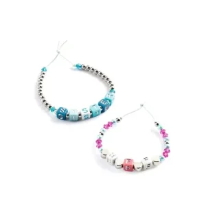 Pulseras de letras plateadas